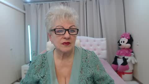 kaylesmoll online show from May 5, 6:35 pm