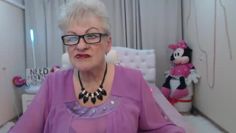 kaylesmoll online show from May 26, 6:47 pm