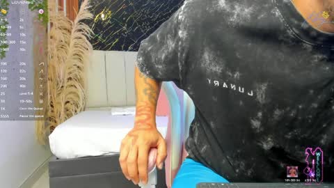 keane_lee_ online show from April 1, 1:41 pm