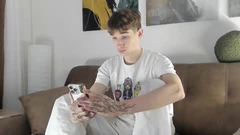 Snapshot of keithcozart1337 chatting on September 22, 4:33 pm Mark online show from September 22, 4:33 pm