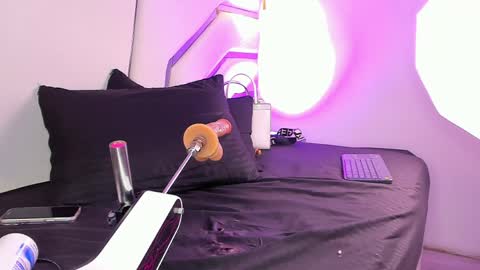 kendall_evanss_ online show from March 31, 9:04 pm