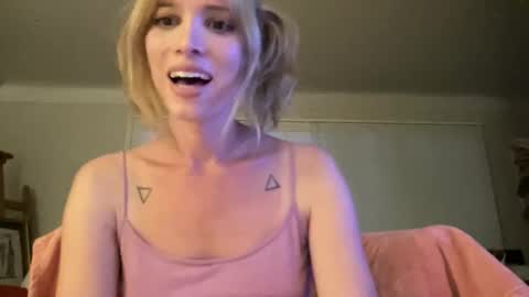 Kiki Hart online show from April 19, 2:01 am