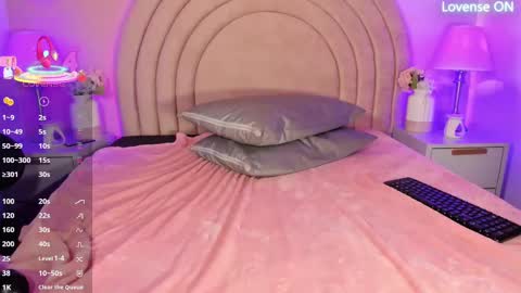 KI KI online show from November 12, 8:33 pm