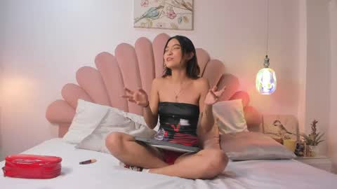 Kiki Moon online show from May 30, 1:37 am