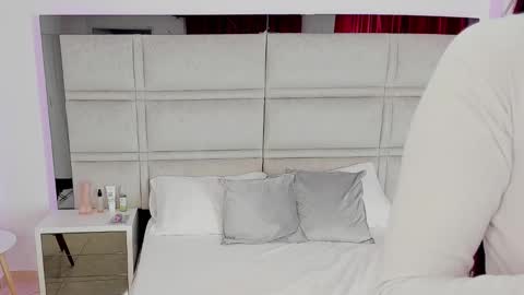 kim luna online show from September 22, 11:25 am