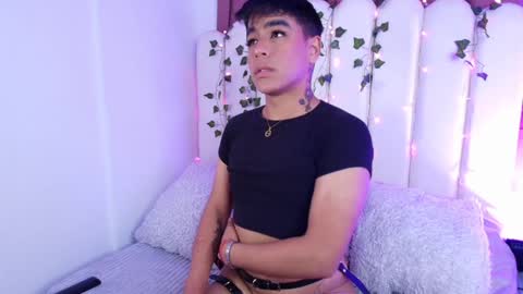 Snapshot of king_azahell chatting on December 27, 1:53 am king  help me reach 100 likes online show from December 27, 1:53 am