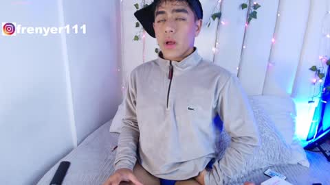 Snapshot of king_azahell chatting on January 8, 3:19 am king  help me reach 100 likes online show from January 8, 3:19 am