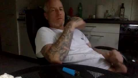 Snapshot of kingsize187 chatting on October 22, 7:33 am kingsize online show from October 22, 7:33 am