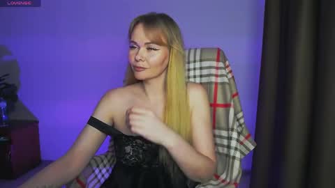 kirasweetlove2205 online show from May 17, 7:23 pm