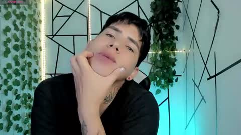 kiss_whitee online show from August 5, 1:02 am
