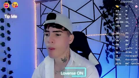 kiss_whitee online show from June 4, 5:02 am