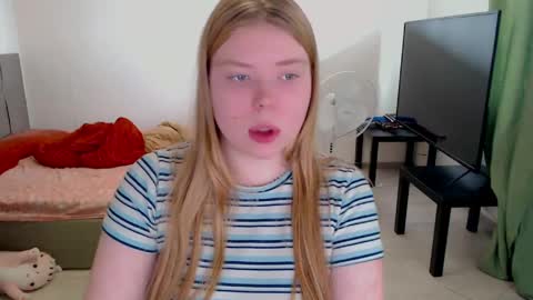 Jennyblonde and Emmabrunette online show from May 9, 11:49 am