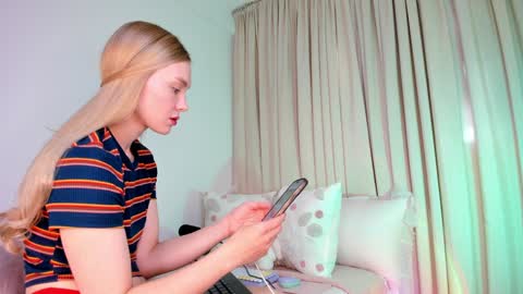 sophie online show from November 3, 3:57 pm