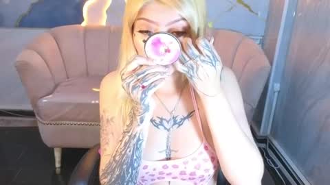 kitty_fox_b online show from April 21, 1:29 pm