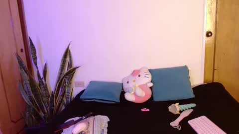 LAURA  help me reach 100likes online show from October 21, 3:59 pm