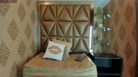 kittyvelvet_ online show from March 6, 6:48 pm