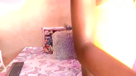 K L O E online show from November 24, 7:12 pm