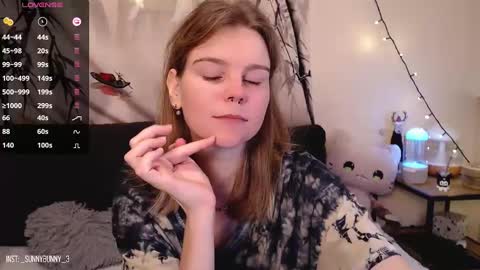 Snapshot of komorebbi chatting on December 8, 10:36 pm Marta online show from December 8, 10:36 pm