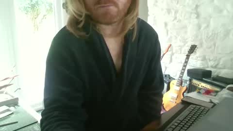 kreestafa182285 online show from April 2, 8:10 am