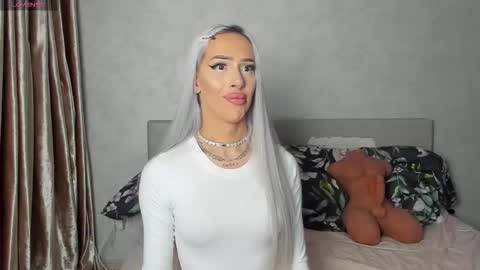 Kris the doll online show from February 18, 9:25 pm