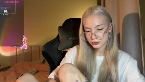Bella and Alexandra online show from June 4, 11:00 pm