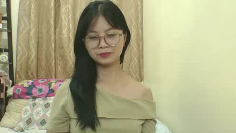 its me KYLIE online show from November 23, 11:25 pm