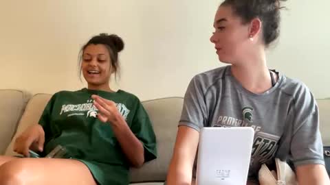 Snapshot of kylieexoxoxo2432 chatting on September 10, 7:04 pm Kylie online show from September 10, 7:04 pm