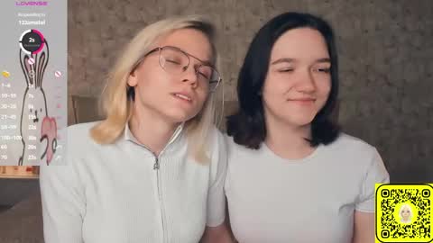 Violet and Isabel online show from June 6, 7:20 pm
