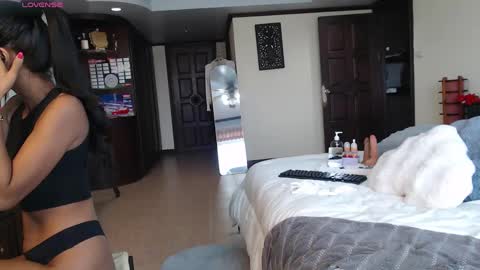 Snapshot of ladii_mia chatting on February 27, 6:13 am Mia online show from February 27, 6:13 am