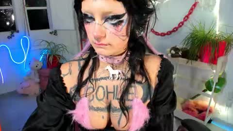 Mia online show from February 25, 7:50 pm