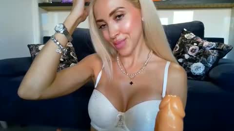 Snapshot of ladyyuliia chatting on October 3, 3:42 pm ladyyuliia online show from October 3, 3:42 pm