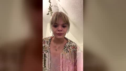 laneybel online show from December 4, 6:57 am