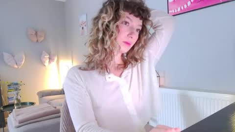 Snapshot of larakanes chatting on October 14, 9:34 am LaraKanes online show from October 14, 9:34 am