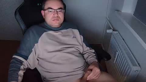 latexboy893 online show from May 5, 10:37 pm
