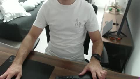 latexdave84 online show from March 20, 9:58 am