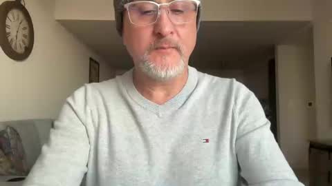 QS - INDEPENDENT MODEL online show from March 12, 11:01 pm