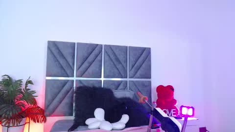 laura_dicardy online show from March 11, 8:45 pm