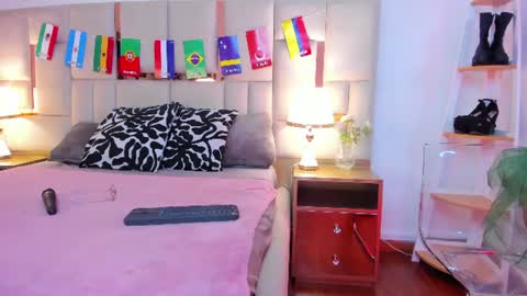 laura_dicardy online show from July 16, 11:24 am