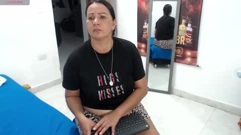 laura_foxx2379 online show from April 28, 3:33 am