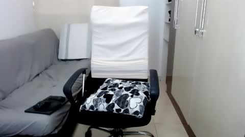 Snapshot of laura_pervert_ chatting on February 16, 8:11 pm Laura online show from February 16, 8:11 pm