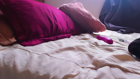 LAURA SOE online show from September 25, 7:10 pm