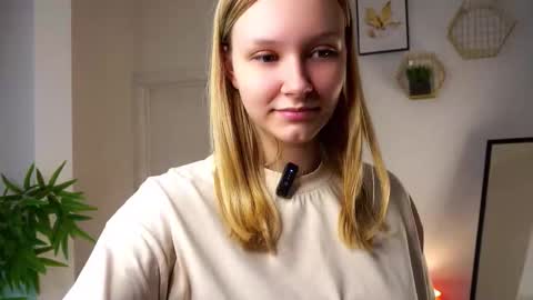 Snapshot of laurendarou chatting on October 27, 11:32 am Ellie  online show from October 27, 11:32 am