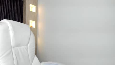 Snapshot of laurin_clauz chatting on October 21, 4:21 pm Lau online show from October 21, 4:21 pm