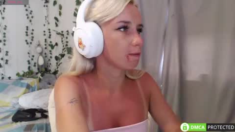 Mia online show from July 23, 9:29 am