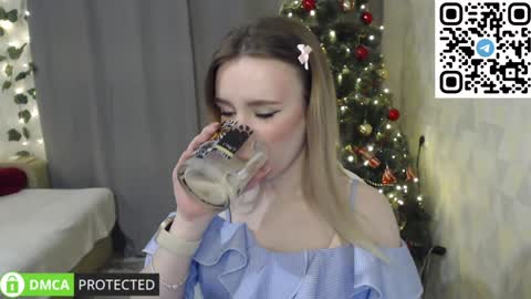 Snapshot of lavinell chatting on December 7, 11:51 pm Mia online show from December 7, 11:51 pm