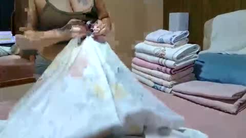 kelly online show from April 21, 12:25 am