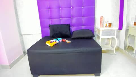 leamoreau__ online show from October 30, 11:55 am