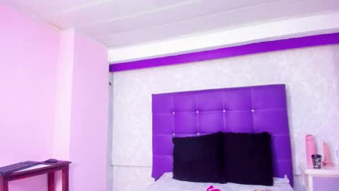 leamoreau__ online show from November 25, 11:42 am