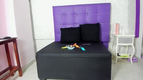 leamoreau__ online show from November 11, 11:23 am