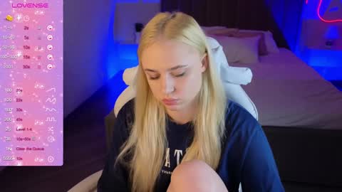 Leana Love online show from December 13, 2:32 am